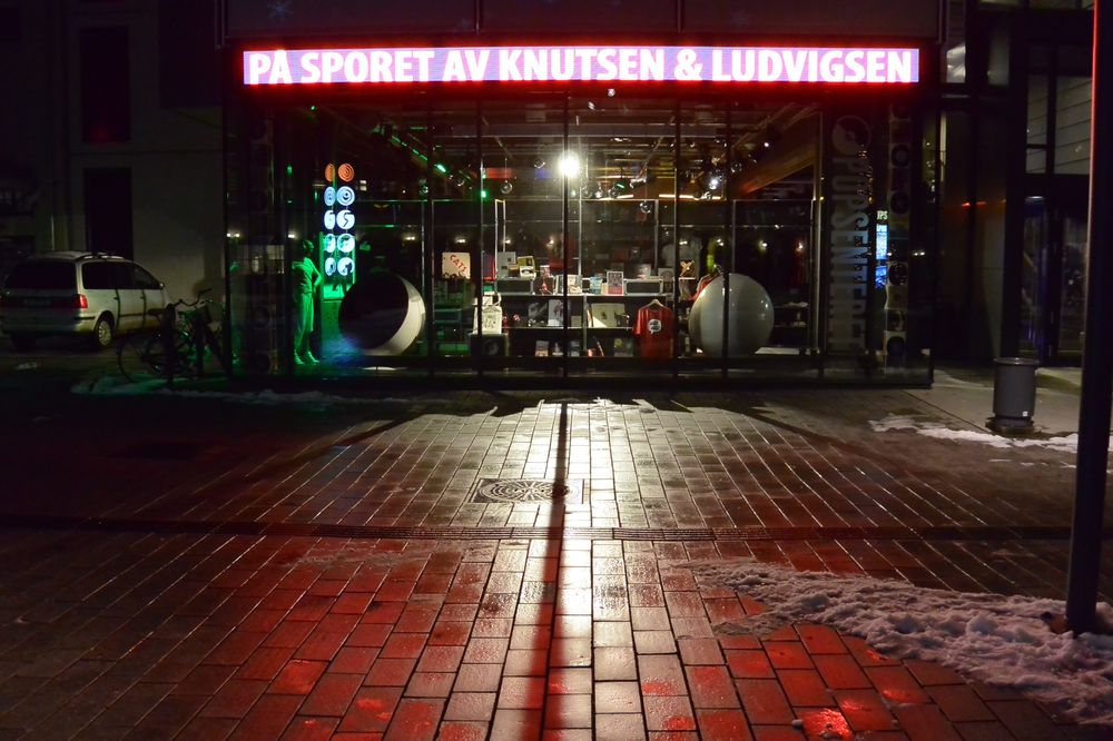 Nikon1 AW1 i nattprogram. Bare det er lys nok til å fokusere, klarer kameraet seg bra i lite lys. .