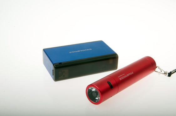 Powerocks har nødladere i mange varianter. Den blå er på 6000 mAh og holder til 2-3 ladinger, mens den foran holder til én lading – og har innebygget lommelykt!