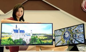 Her viser LG frem en monitor med 21:9-forhold. Bildet viser ikke de nye modellene.