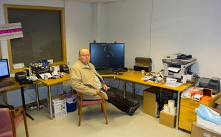 Hans Petter Faale på kontoret sitt. Her er det dårlig med utsikt, men stedet oser av nerdesjarm.