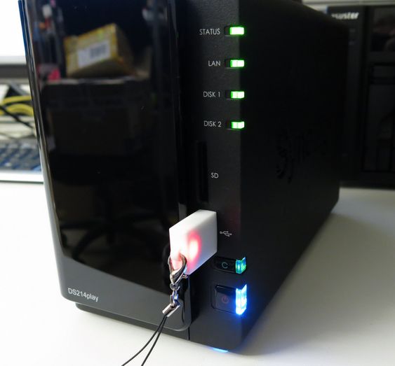 Skinnende plast og blinkende lys. Kopiknappen (C) lyser kun når du kobler til en USB-enhet eller et SD-kort.
