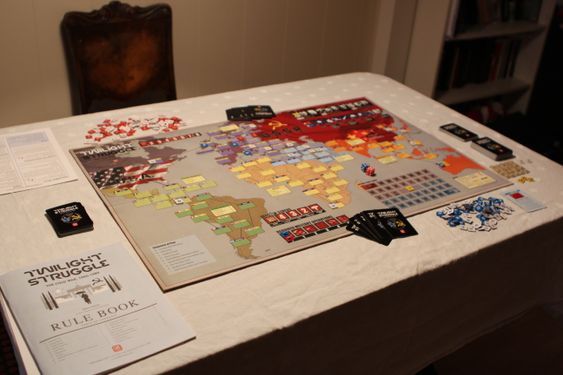Twilight Struggle er et kortbasert strategispill som tar for seg balansen mellom USA og Sovjetunionen under den kalde krigen.