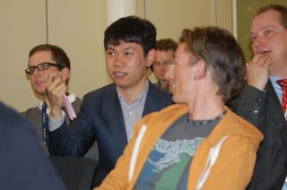 Mediehuset Teks utvikler Alf Marius Foss Olsen (i midten i oransje hettegenser), flankert av Kinas sterkeste sjakkspiller – Wang Hao – og president i Norges sjakkforbund, Jøran Aulin-Jansson (lengst til høyre).