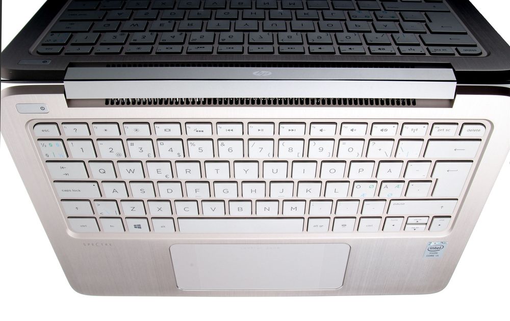 Mellom tastaturet og skjermen skal den varme luften ut.