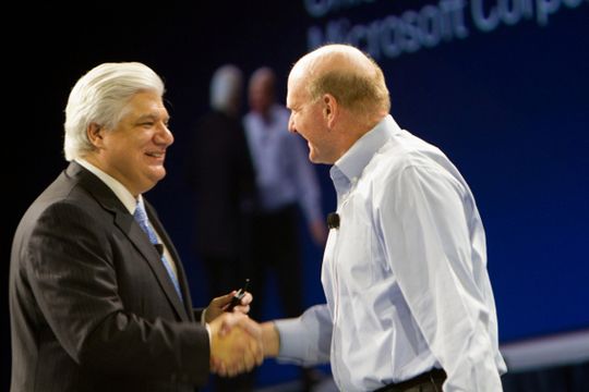 Mike Lazaridis (til venstre) med Steve Ballmer fra Microsoft (til høyre).