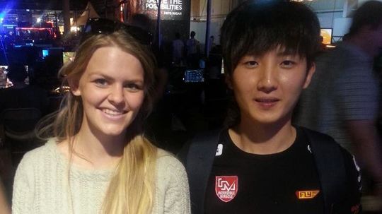 Lise møtte flere StarCraft II-proffer under DreamHack Summer. Her er hun med Park «Squirtle» Hyun Woo.