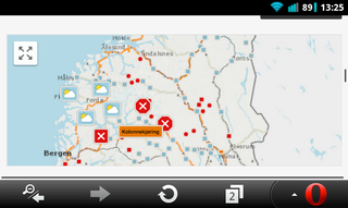 NRK viser kart med trafikkmeldingene plottet inn. Her er det enkelt å se hvilke veier som er stengte.