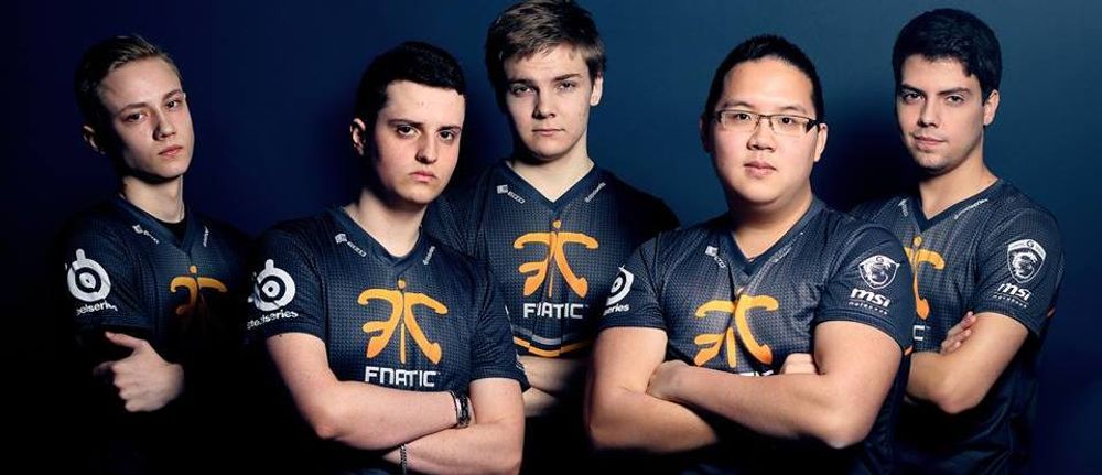 Hele det nåværende Fnatic-laget. F.v. Martin «Rekkles» Larsson, Paul «sOAZ» Boyer, Lauri «CyanideFI» Happonen, Bora «YellOwStaR» Kim og Enrique «xPeke» Cedeño.