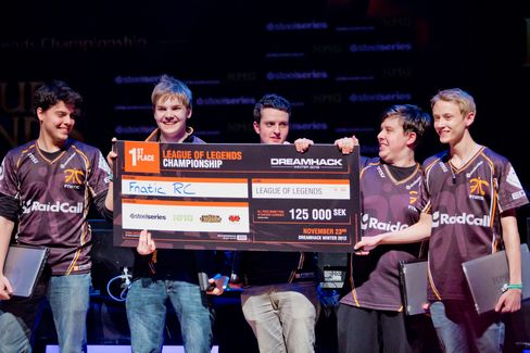 Her er Fnatic-laget etter å ha vunnet DreamHack Winter 2012, bare en måned før Rekkles måtte si takk for seg.