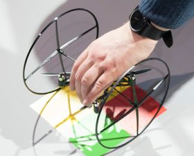 Parrot-dingsene har kamera som hjelper til med styring og stabilisering. Det betyr også at de kan følge de visuelle markørene Parrot legger ut.