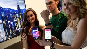 LG viste frem treningsarmbånd og øreplugger med pulsmåling på CES. Begge deler kommuniserer med mobilen.
