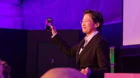 Lisa Su, AMDs senior visepresident og sjef for globale forretninger, viser frem Kaveri på årets CES-messe.