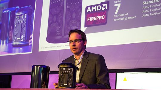 Matt Skynner viser frem AMD FirePro-innmaten i en Mac Pro arbeidsstasjon.