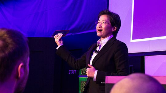 Det Lisa Su holder i hånden her er en fullverdig skrivebords-PC som AMD har satt sammen selv. Dette skal vi fortelle dere mer om i en egen artikkel.