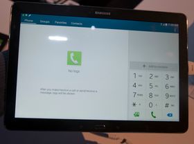 Selvsagt kan du ringe med Galaxy TabPRO 12.2. Det er litt uklart om brettet vil bruke SIM-kortet som står i, eller basere seg utelukkende på Bluetooth-tilkobling mot en telefon. Etter det vi får opplyst kan løsningen variere mellom markedene.