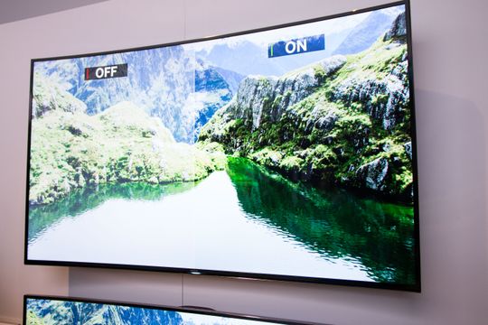 Samsungs buede TV-er har VESA-feste, og kan henge på veggen.