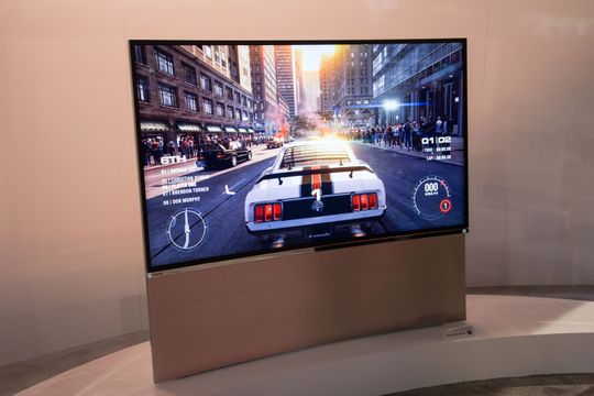 Toshiba stilte også opp med en buet TV.