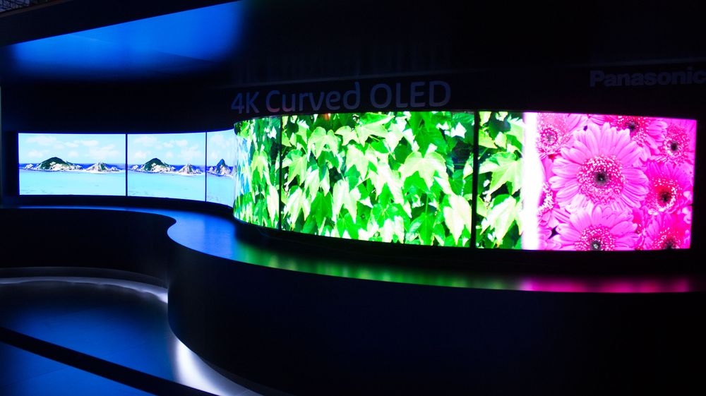 Panasonic gigantisk TV-vegg som består av en serie med 4K-OLED-TV-er.