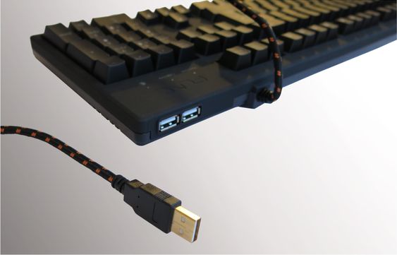 To USB 2.0-porter i bakkant, som forsynes med strøm fra én USB-kabel.