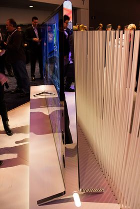 Mens mange prøver å lage LED-TV-ene sine så slanke som mulig, satser Sony på mer stabile, frittstående design.