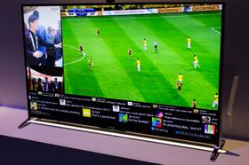 Med social view kan du se fotballkampen, prate med kompisene på Skype, og følge med på Twitter-samtalen om kampen samtidig på en og samme skjerm.