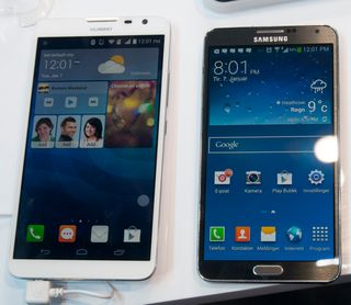 Ascend Mate 2 til venstre, Samsung Galaxy Note 3 til høyre.