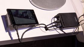 Kontrollboksen til Sonys briller er ikke rent ulik den vi kjenner fra Oculus Rift, men disse brillene kan uten problem drives av en mobiltelefon.