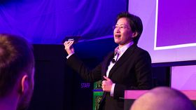 AMDs Lisa Su presenterer den bittelille AMD-maskinen med Mullins-prosessor.