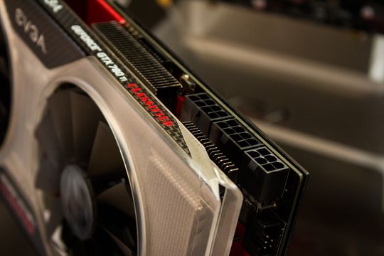 Vi fikk ikke plukke på det for å se under kjøleren, men med dette skjermkortet har EVGA slått på samtlige stortrommer under konstruksjonen.