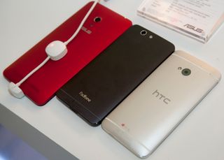 Det er sjelden "billigtelefoner" frister oss til å sammenlikne direkte med mange ganger dyrere toppmodeller. Her Asus PadFone A86, og HTC One.