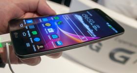 LG G Flex er den første telefonen med fleksibel skjerm som faktisk kan bøyes.