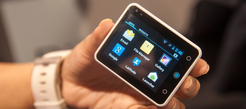 Du kan hekte Neptune Pine av armbåndet, og bruke den som en løs telefon. Det er også mulig å kjøpe hjelmfeste, eller sykkelfeste, til dingsen.