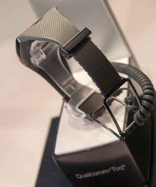 Vi har sett en del merkelige klokkereimer på smartklokkene i det siste, og det finner vi også her. Batteriet og mottakeren for trådløs lading er nemlig integrert i reimen.