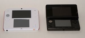 Her er to av Nintendo 3DS-inkarnasjonene. Nintendo 2DS til venstre og NIntendo 3DS til høyre.