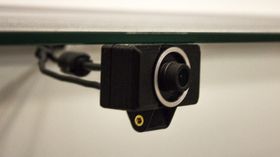 Med et slikt lite kamera skal de nye brillene også la deg bevege hodet sidelengs, opp og ned, og frem og tilbake inne i den virtuelle verdenen.