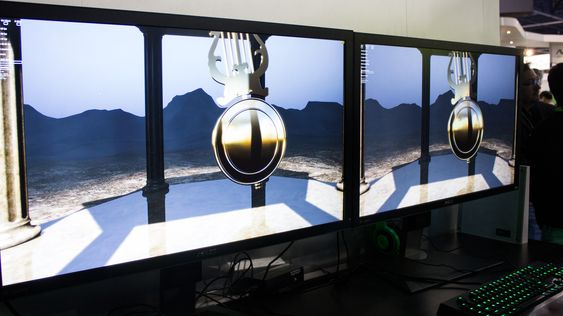 På CES fikk vi se 4K-skjermer modifisert til å støtte G-Sync, og Petersen forteller at verdien av G-Sync blir ekstra tydelig på slike – siden skjermkort sliter med å holde tritt på så høy oppløsning.