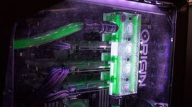 Slik ser det ut når Nvidia skal kjøre fire av sine GTX Titan-kort i SLI, med vannkjøling.
