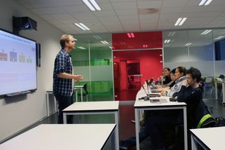 Staaby pauser spillet ved flere anledninger og diskuterer etikkpensum med klassen. FOTO: Marius Kjørmo.
