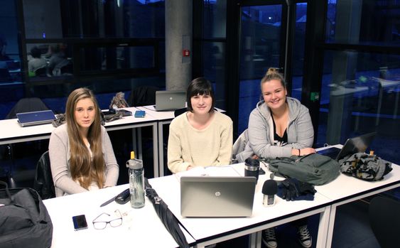 Selv de som vanligvis ikke spiller dataspill lar seg begeistre av undervisningsopplegget. Fra venstre: Lea Alsos, Synne Wiberg og Anna Furhovden. FOTO: Marius Kjørmo.