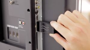 Airtame kan kobles til andre skjermer så de speiler eller utvider skrivebordet ditt. Om du mangler HDMI-inngang kan du ironisk nok kjøpe et adapter av firmaet som ønsket å komme de til livs.