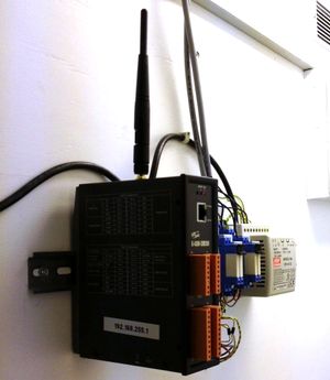 Styringsenheten ser ut som en mobiltelefon fra 80-tallet.