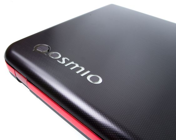 Den velrenomerte Qosmio-logoen pryder lokket, på det som kanskje skal minne om karbonfiber?
