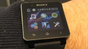 SmartWatch 2 føles ikke ubehagelig diger på armen.