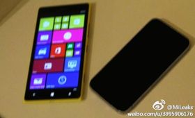 Nokia Lumia 1520 Mini ved siden av en iPhone.