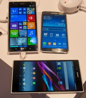 Lumia 1520 er en relativt voksen sak. Her er den avbildet sammen med Samsung Galaxy Note 3 og Sony Xperia Z Ultra.