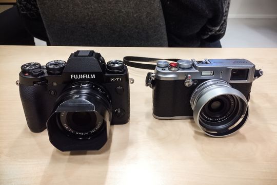 Fujifilm X-T1 ved siden av undertegnedes X100s.