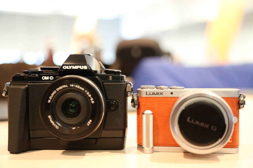 Olympus OM-D E-M10 ved siden av Panasonic GX7.