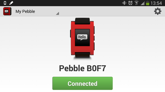 Klokken må først kobles til en mobil via USB. Pebble støtter både BT 2.1 og BT 4.0.