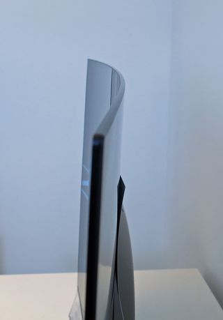 OLED-skjermen fra LG er svakt buet. .