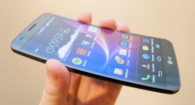 LG G Flex er per dags dato det nærmeste vi kommer en bøyelig mobil. Den er kurvet, men tåler å klemmes flat mot et bord. I løpet av neste år kan dette være gårsdagens nyheter og vel så det.